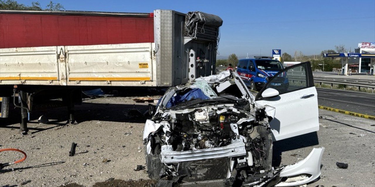 Kırıkkale'de trafik kazasında 1 kişi hayatını kaybetti, 2 kişi yaralandı