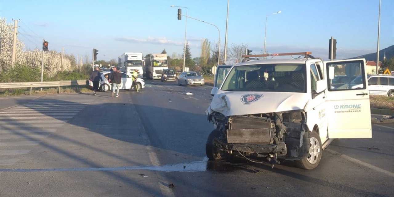 Konya'da kamyonetin trafik ışıklarında bekleyen otomobile çarpmasıyla 11 kişi yaralandı