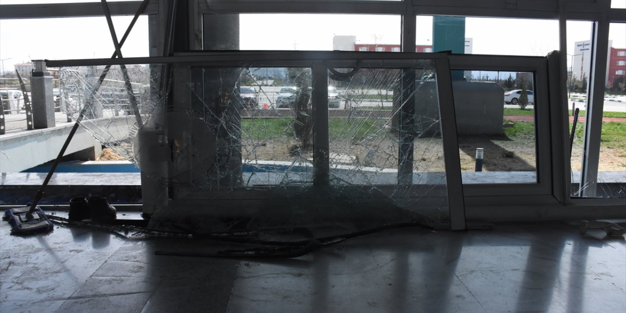 Van'da konser girişinde yaşanan yoğunluk nedeniyle spor salonunun cam ve kapıları kırıldı