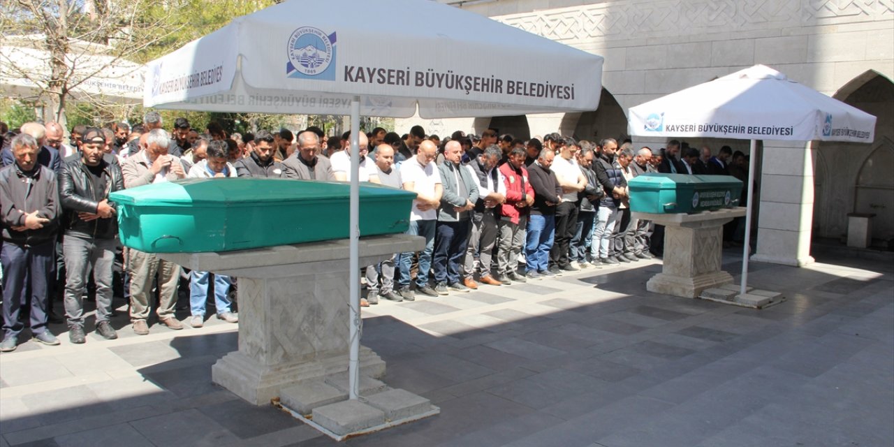 Kayseri'de karbonmonoksitten zehirlenerek ölen 2 kardeşin cenazesi toprağa verildi