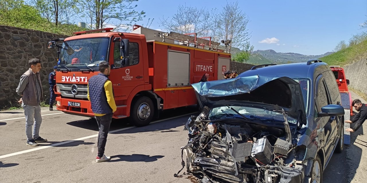 Ordu'da otomobil ile hafif ticari aracın çarpıştığı kazada 5 kişi yaralandı