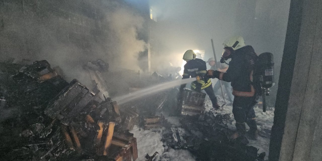 Mersin'de depoda çıkan yangın söndürüldü