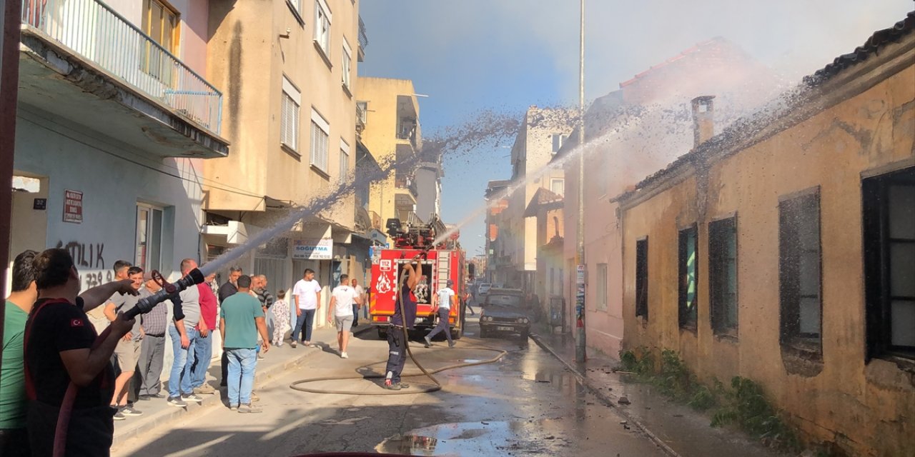 Aydın'da metruk bina, çıkan yangında kullanılamaz hale geldi