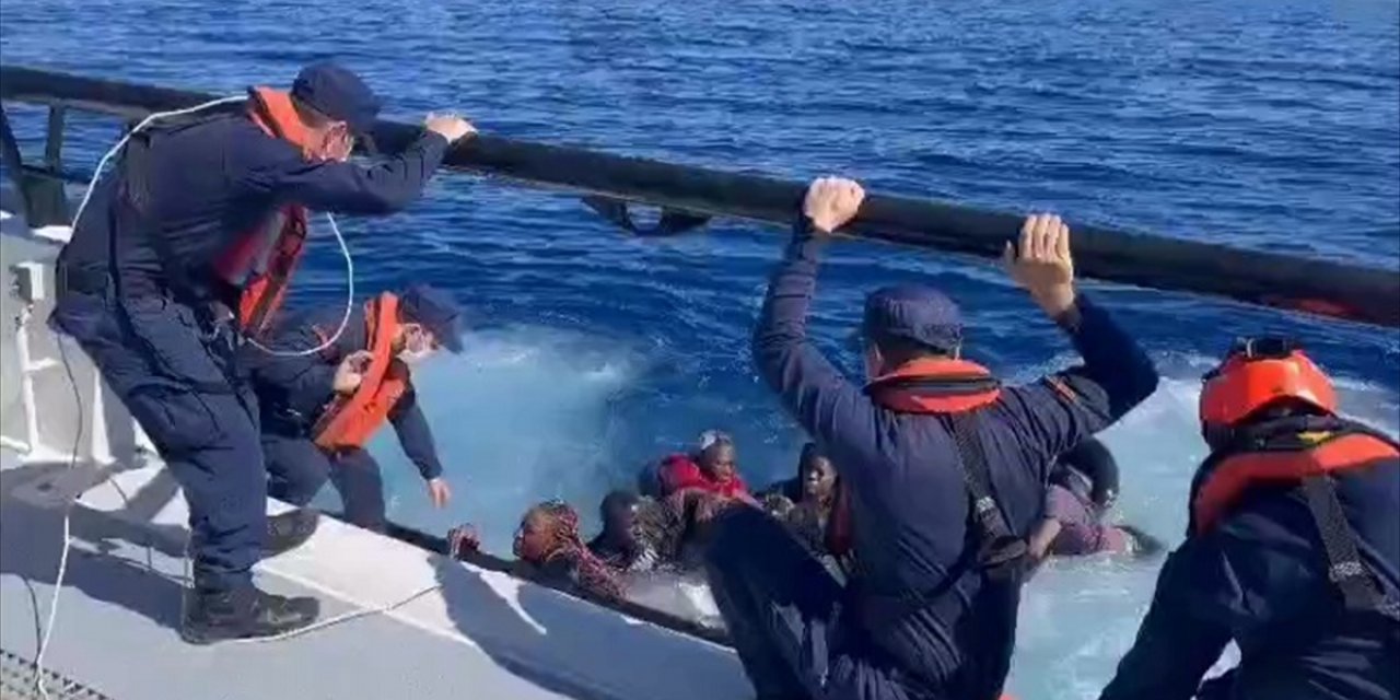 Fethiye açıklarında batan can salındaki 13 düzensiz göçmen kurtarıldı