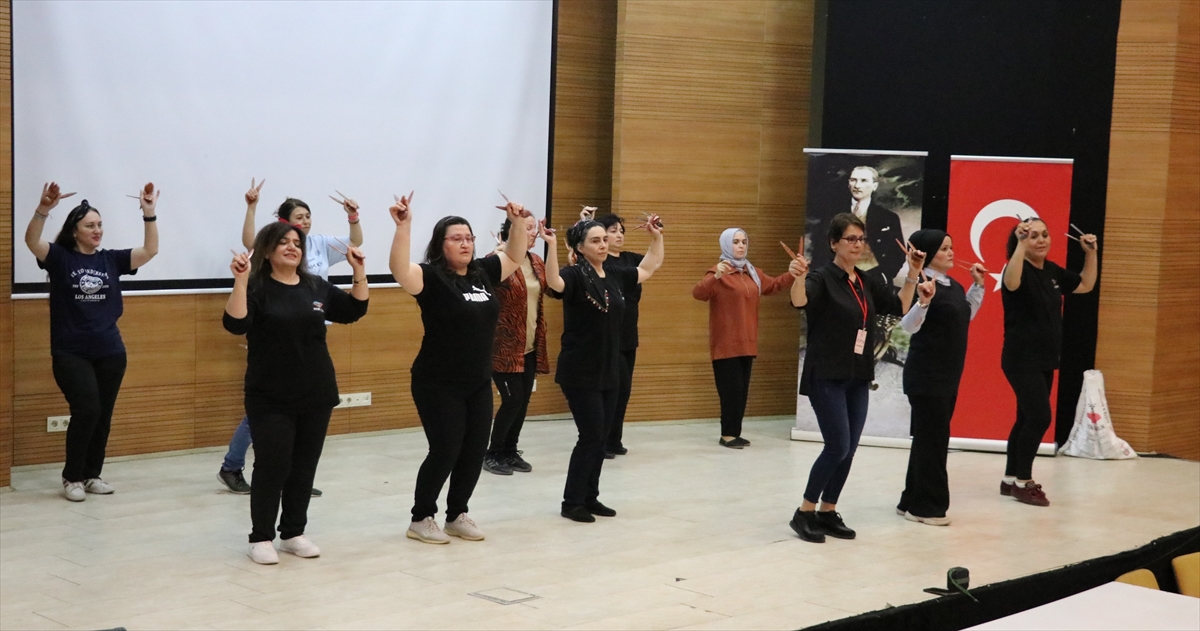 Zonguldak'ta otizmli bireyler ve aileleri tiyatroyla sahneye renk katıyor