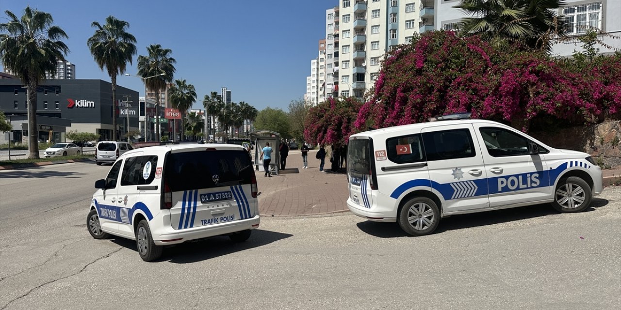 Adana'da otomobilin durağa çarpması sonucu 7 kişi yaralandı