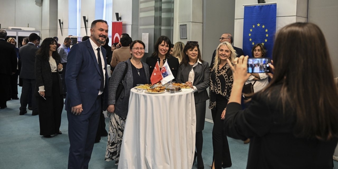 Ankara'da "2023 Genç Çevirmenler Yarışması"nda başarılı olan öğrenciler için ödül töreni