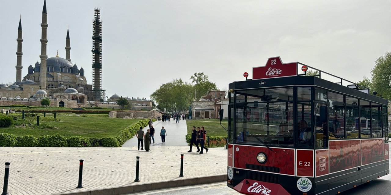 Edirne'nin nostaljik tramvay görünümlü "gezi treni" beğenildi