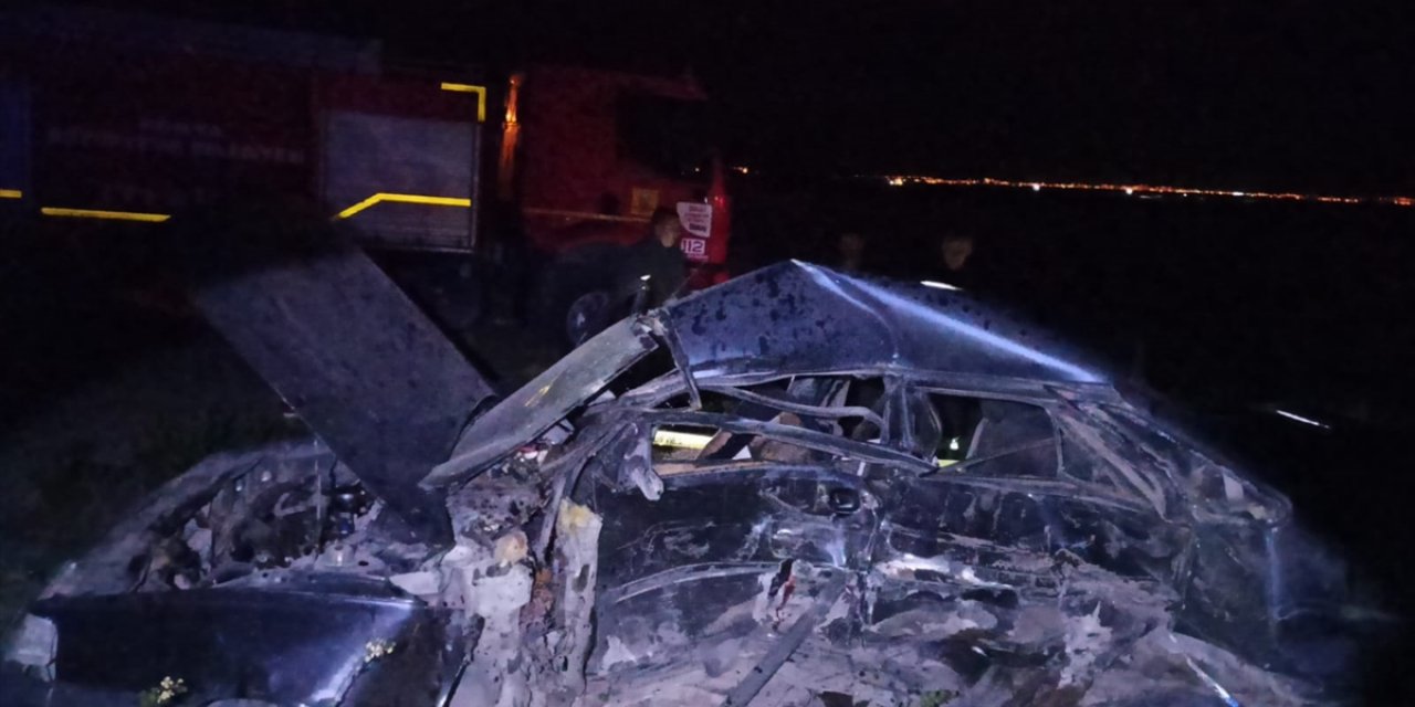 Konya'da otomobil ile kamyonetin çarpıştığı kazada 2 kişi öldü, 1 kişi yaralandı