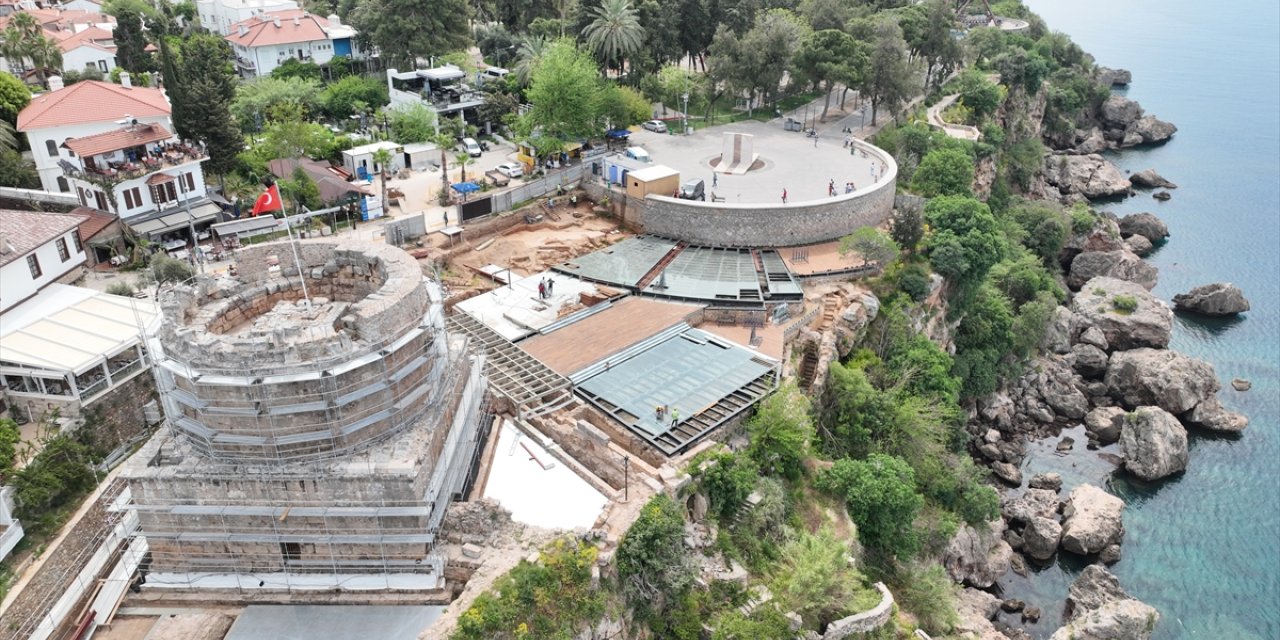 Antalya'da Hıdırlık Kulesi kazılarında sütunlu yapı gün yüzüne çıkarıldı