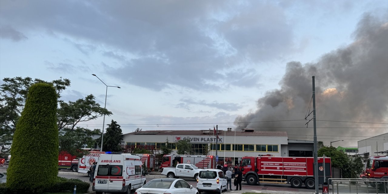 GÜNCELLEME - İzmir'de Atatürk Organize Sanayi Bölgesi'nde çıkan yangın kontrol altına alındı