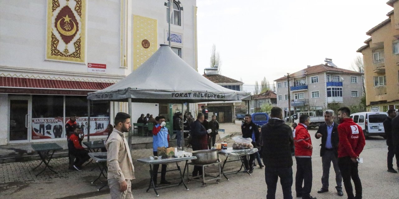 Tokat Belediyesi deprem bölgesinde vatandaşlara çorba dağıttı