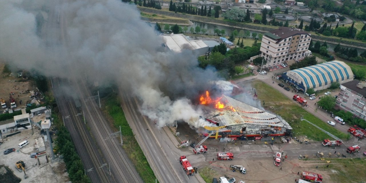 Kocaeli'de market deposunda çıkan yangına müdahale ediliyor