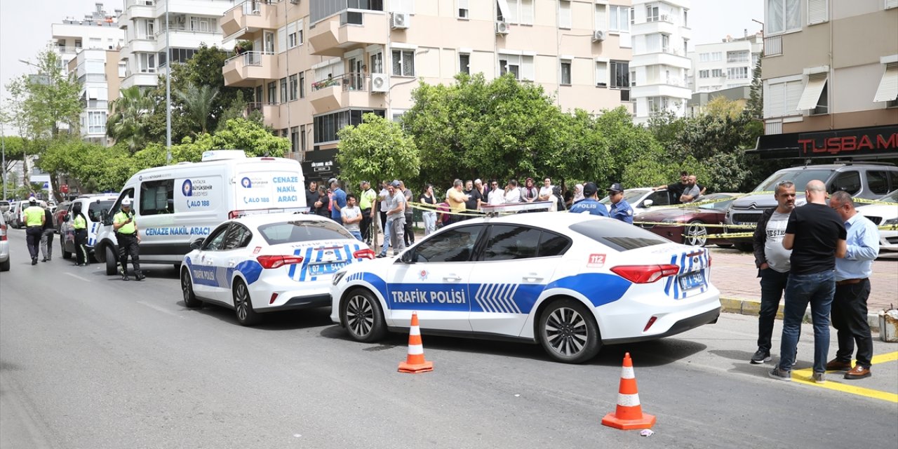 Antalya'da otomobilin çarptığı belediye işçisi öldü