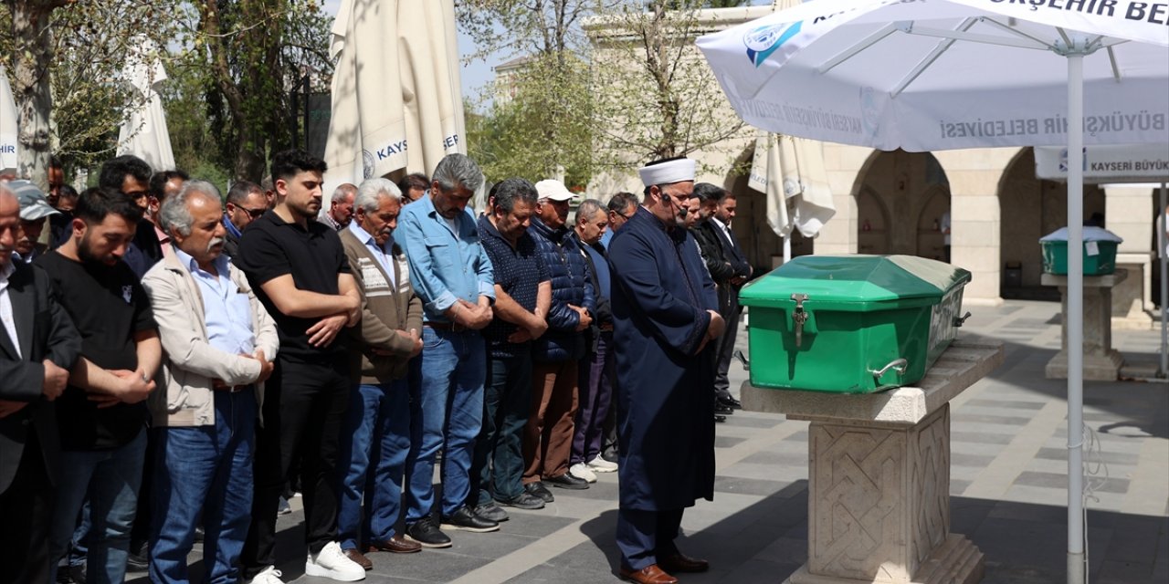 Akreple temas ettikten sonra öldüğü öne sürülen kişinin cenazesi Kayseri'de toprağa verildi