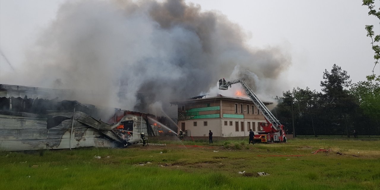 GÜNCELLEME - Kocaeli'de market deposunda çıkan yangına müdahale sürüyor