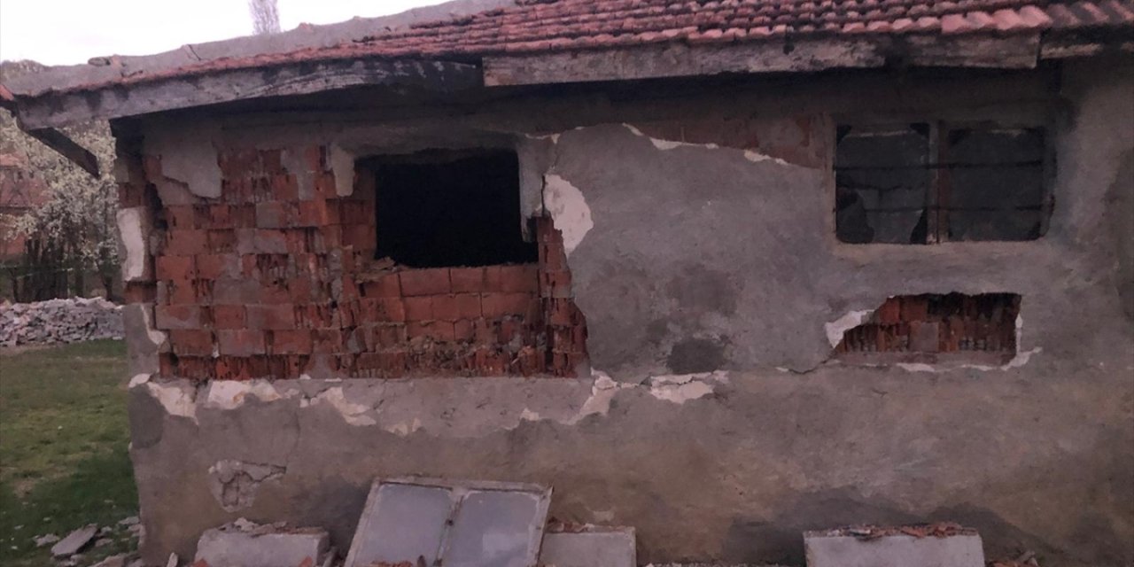 Tokat'ta meydana gelen 5,6 büyüklüğündeki deprem Yozgat'ta hasara neden oldu