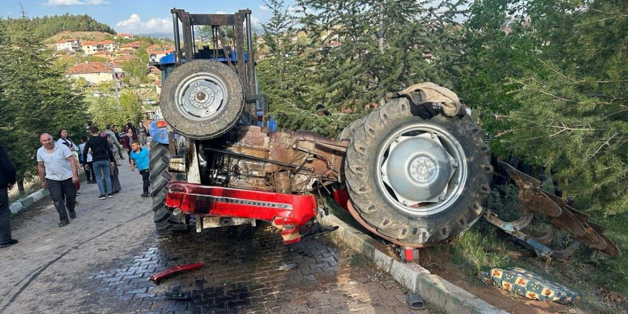 Uşak'ta traktörün devrilmesi sonucu sürücü öldü, eşi yaralandı