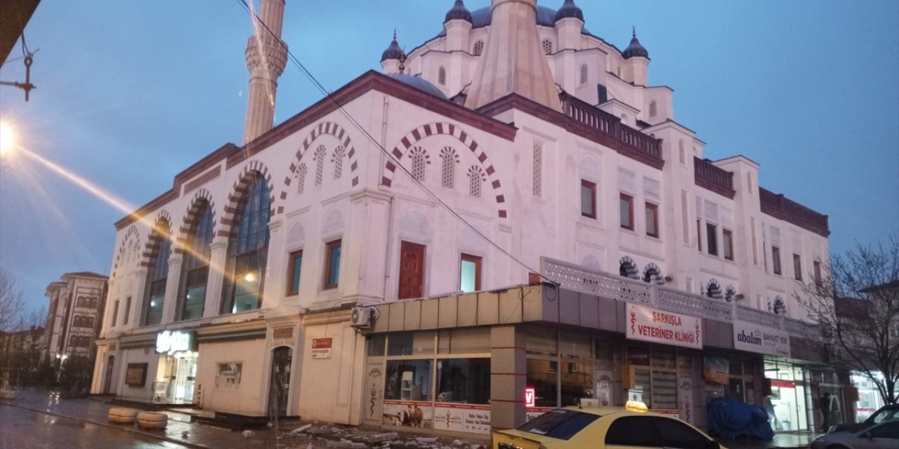 Tokat'taki deprem nedeniyle Sivas'taki bir caminin dışında hasar oluştu