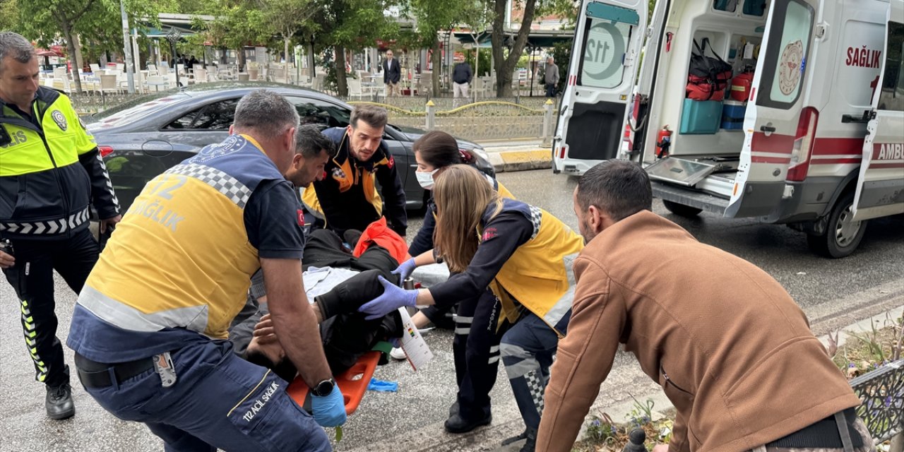 Edirne'de yayaya çarpıp devrilen motosikletin sürücüsü ve yaya yaralandı