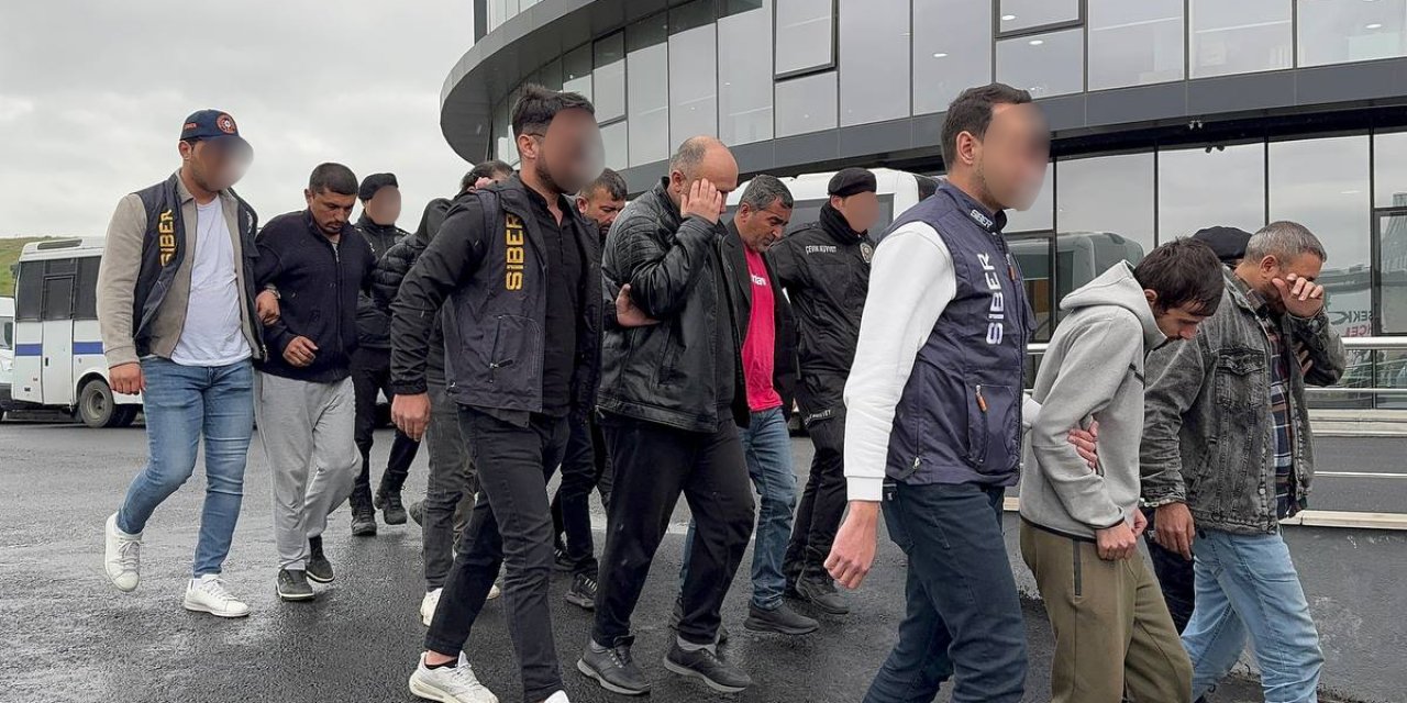 İstanbul'da "Sibergöz-31" operasyonunda yakalanan 18 zanlı adliyede