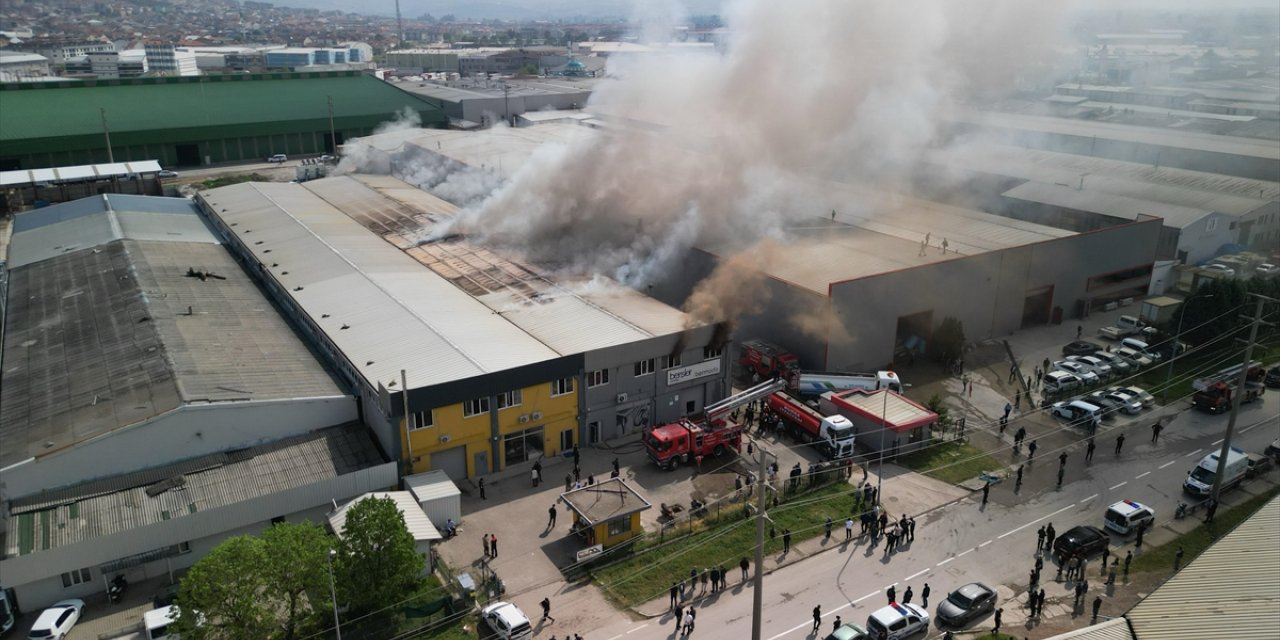 GÜNCELLEME - İnegöl'de mobilya fabrikasında çıkan yangın kontrol altına alındı