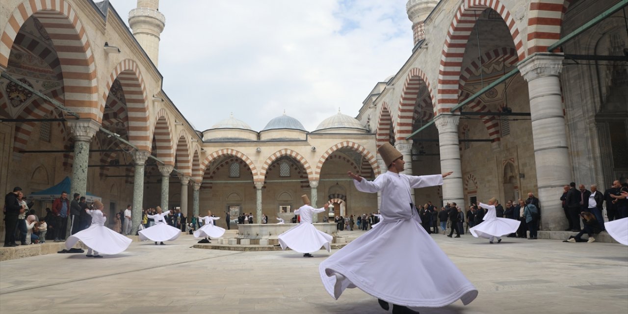 Edirne'de yetişen semazenler Üç Şerefeli Cami avlusunda sema gösterisi sundu