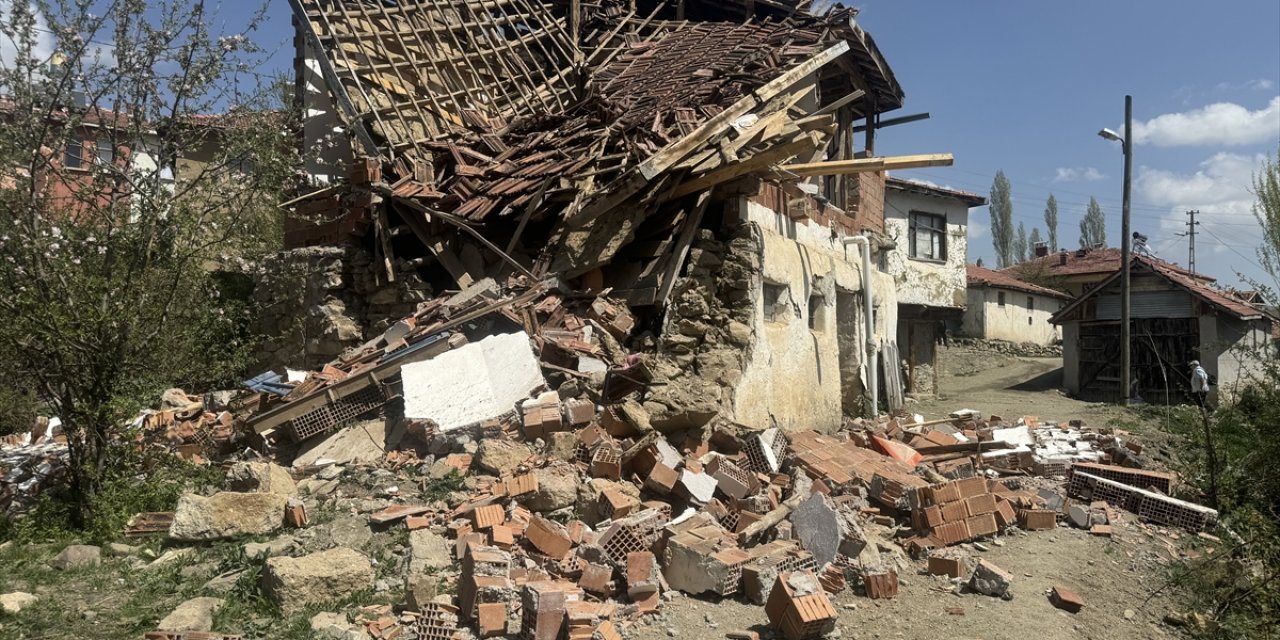 Yozgat'ta depremden etkilenen ilçe ve köylerde hasar tespit çalışmaları sürüyor
