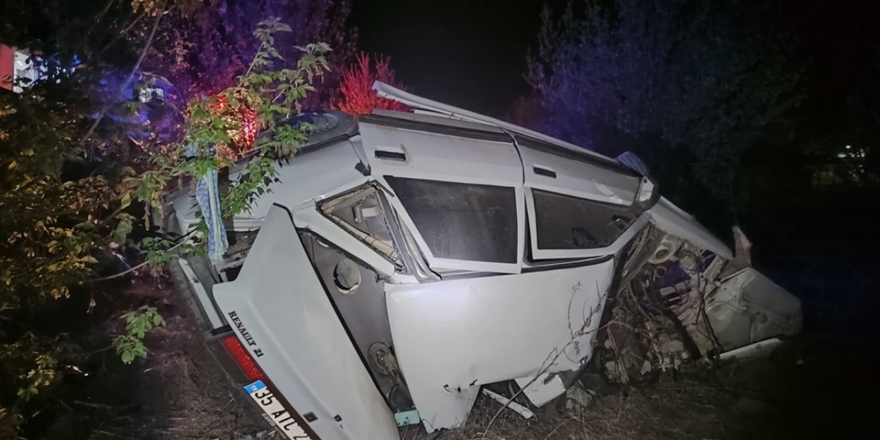 Afyonkarahisar'da şarampole devrilen otomobildeki 1 kişi öldü, 2 kişi yaralandı