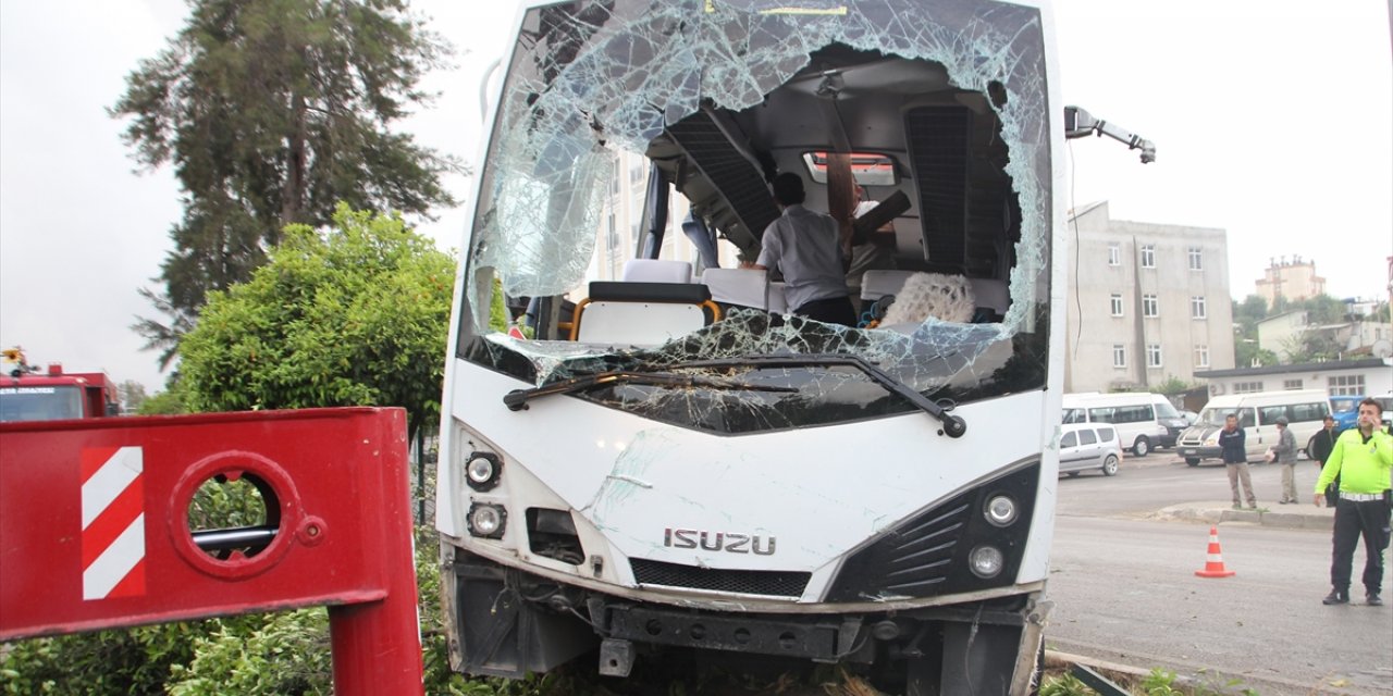 Antalya’da otel servis aracı devrildi, 19 kişi yaralandı