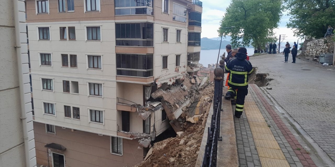 Bursa'da istinat duvarının, üzerine devrildiği apartmandaki 2 kişi yaralandı