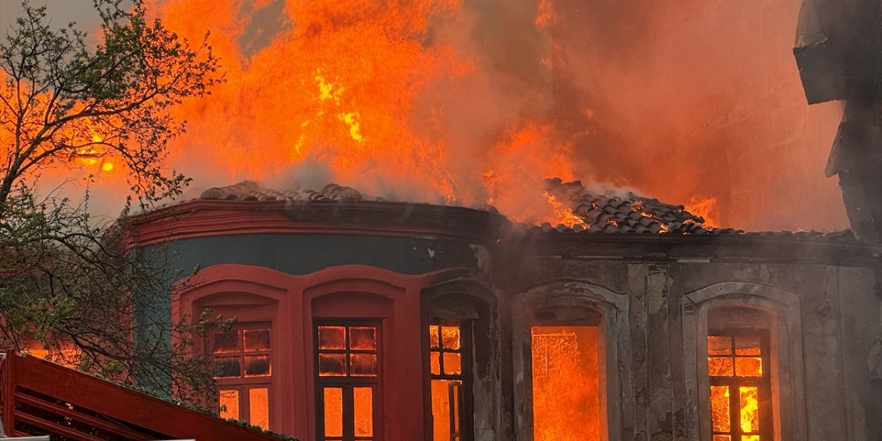 Kırklareli'nde 2 katlı tarihi binada çıkan yangına müdahale ediliyor