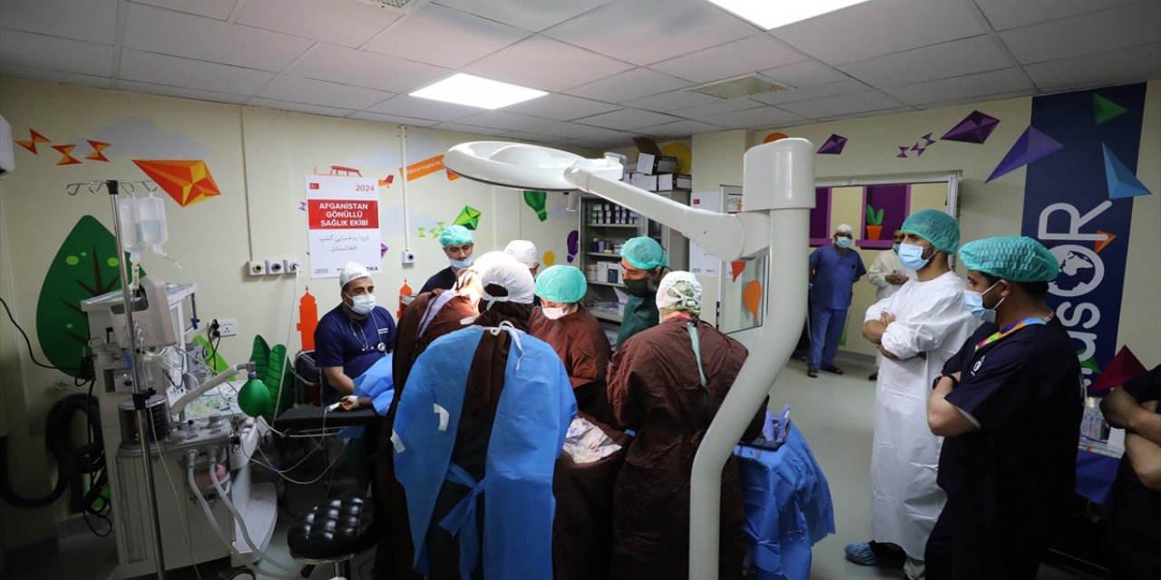 Türk doktorlar kritik durumdaki Afgan çocuk hastalara umut oluyor