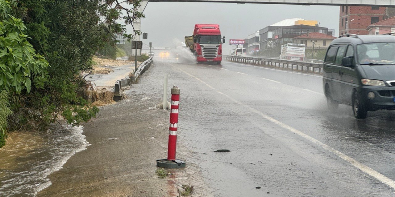 İstanbul'da kuvvetli yağış nedeniyle trafikte aksamalar yaşanıyor
