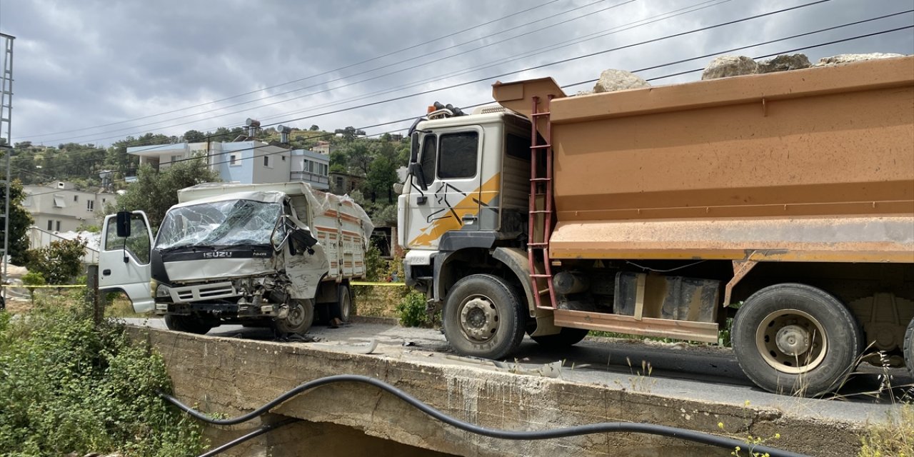 Antalya'da kamyonla çarpışan kamyonetin sürücüsü ağır yaralandı