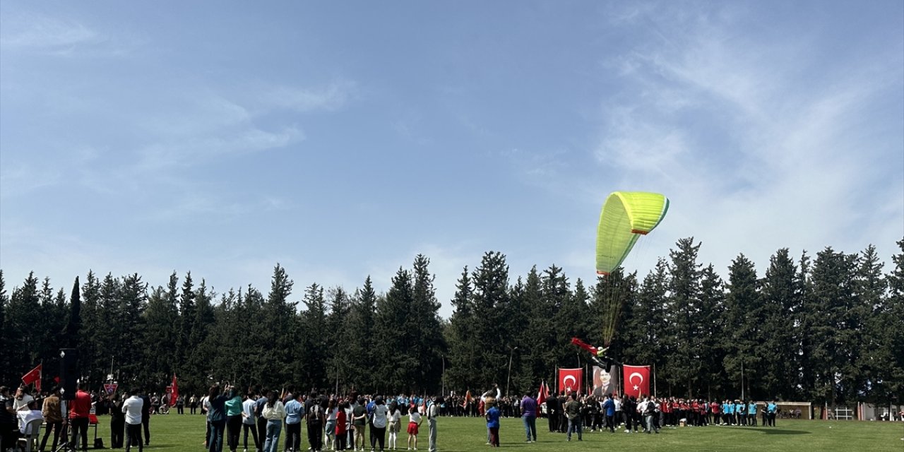 Osmaniye'de etkinlik alanına inmek isteyen yamaç paraşütçüsü ağaca takıldı
