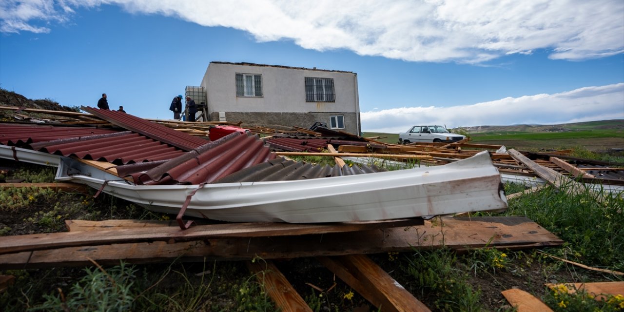 Başkentte şiddetli rüzgar nedeniyle bir evin çatısı uçtu