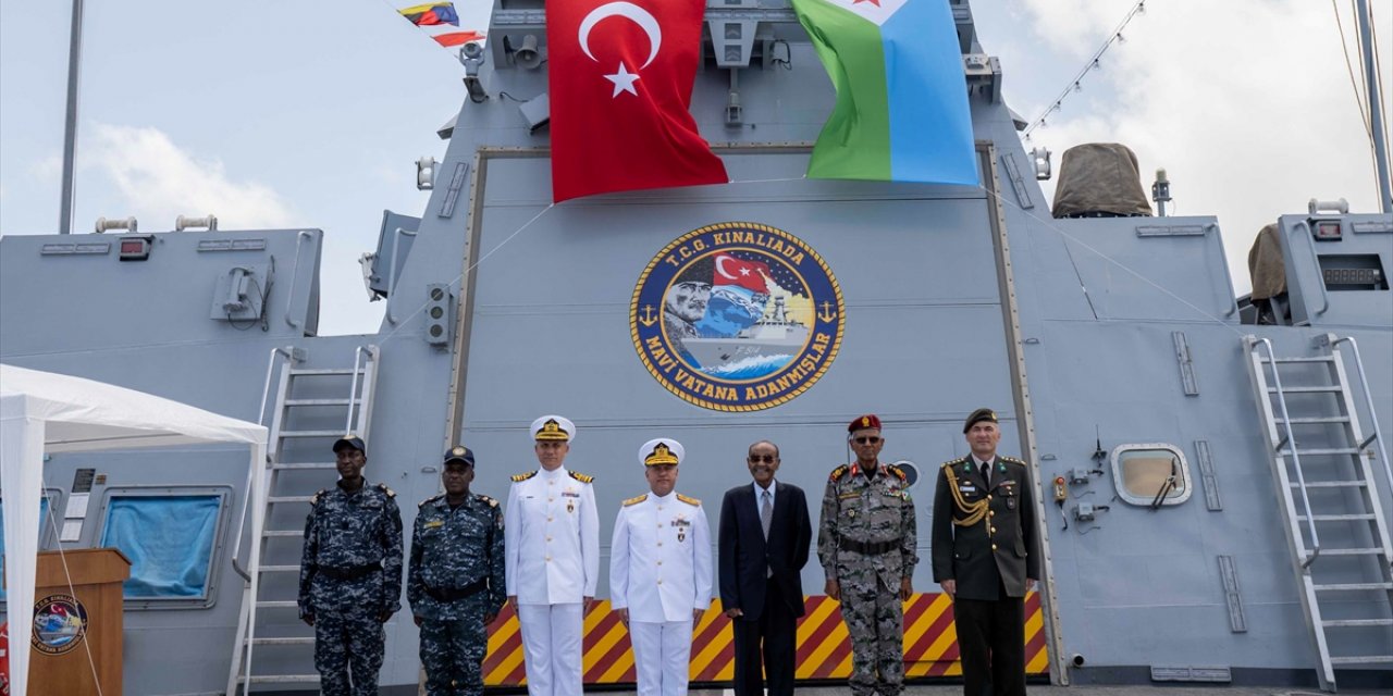 Japonya seyrine devam eden TCG Kınalıada, Cibuti Limanı'nı ziyaret etti