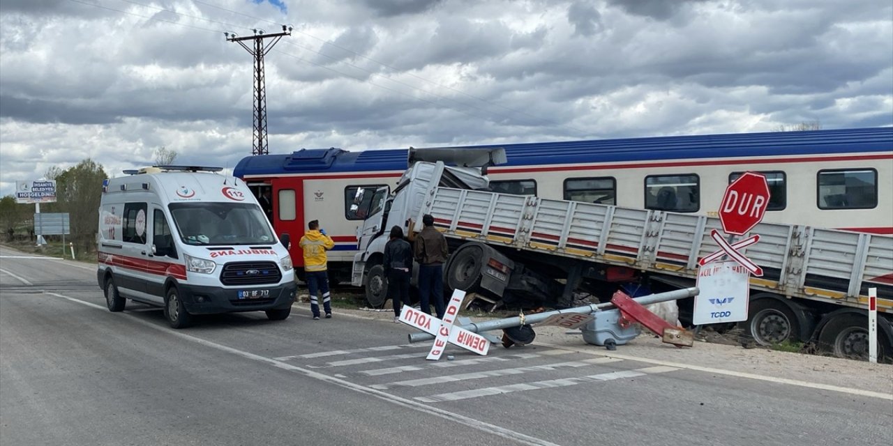 Afyonkarahisar'da yolcu treninin çarptığı tırın sürücüsü hafif yaralandı