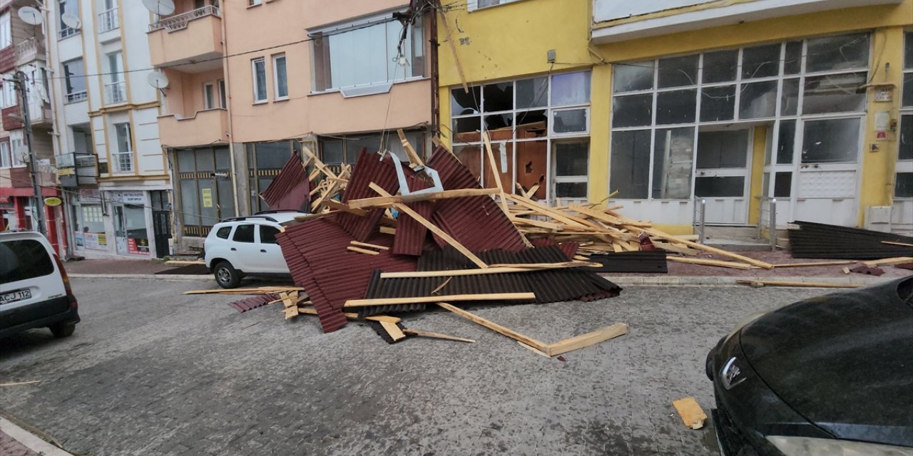 Amasya'da kuvvetli rüzgar çatıları uçurdu, ağaçları devirdi