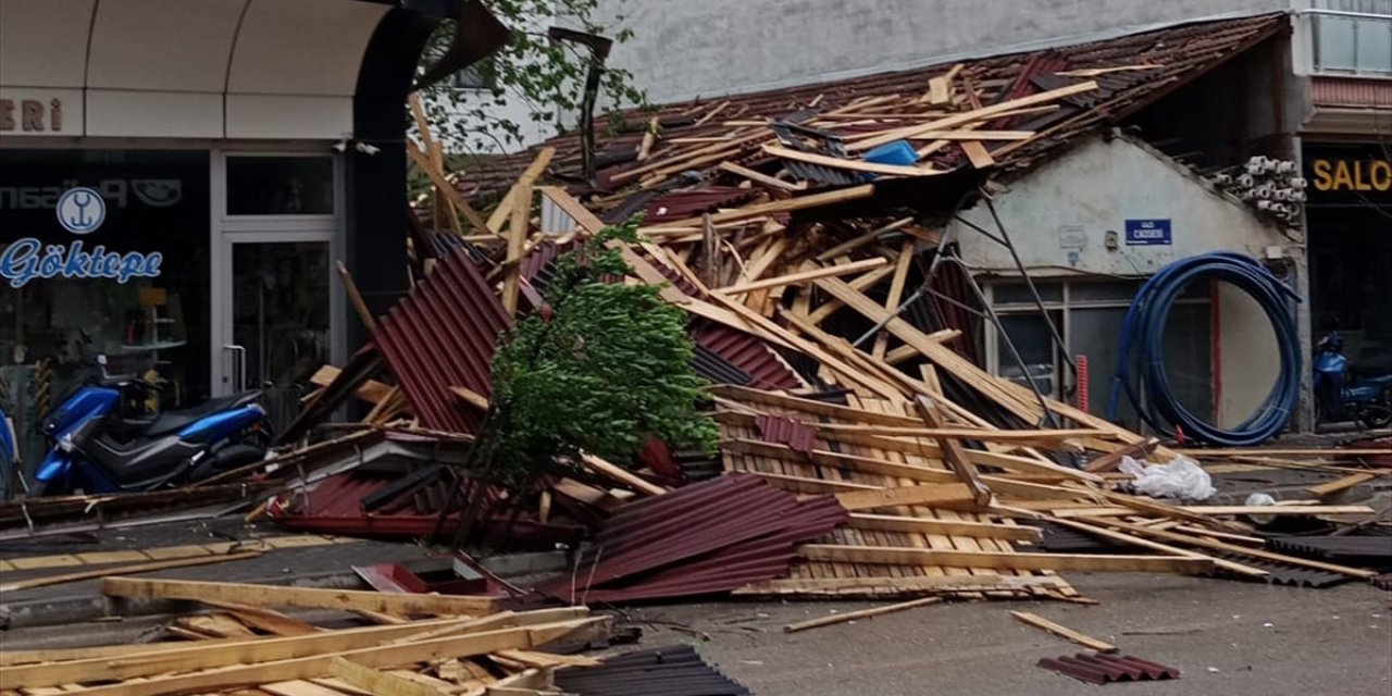 GÜNCELLEME - Çorum'da kuvvetli rüzgar nedeniyle binaların çatısı uçtu, ağaçlar devrildi