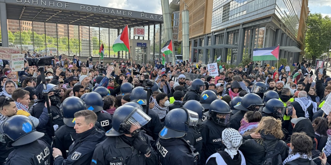 Berlin'de, Almanya'nın İsrail'e silah sevkiyatına protesto