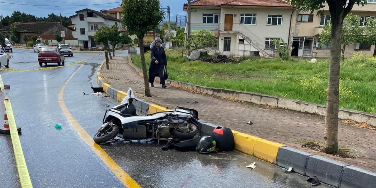 Sakarya'da kamyonla çarpışan motosikletin sürücüsü hayatını kaybetti
