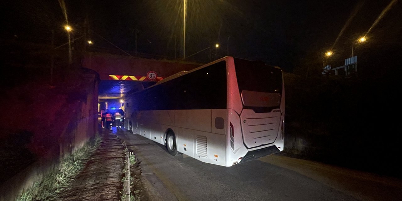 Bolu'da alt geçide sıkışan yolcu otobüsü kurtarıldı