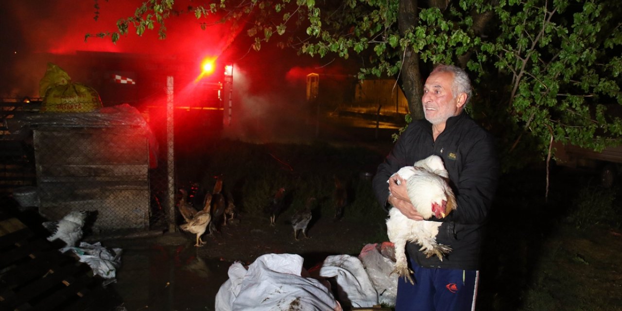 Uşak'ta tekstil atığı deposunda yangın çıktı