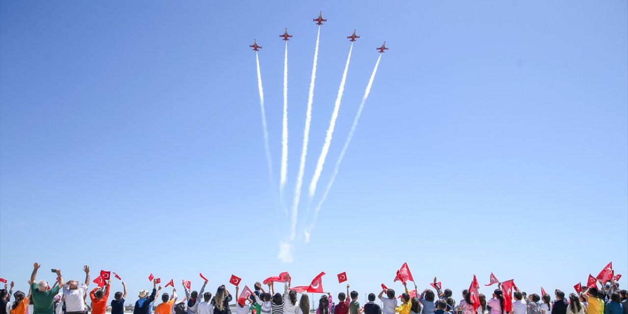 Türk Yıldızları'nın kahraman pilotları, çocuklara 23 Nisan coşkusu yaşattı