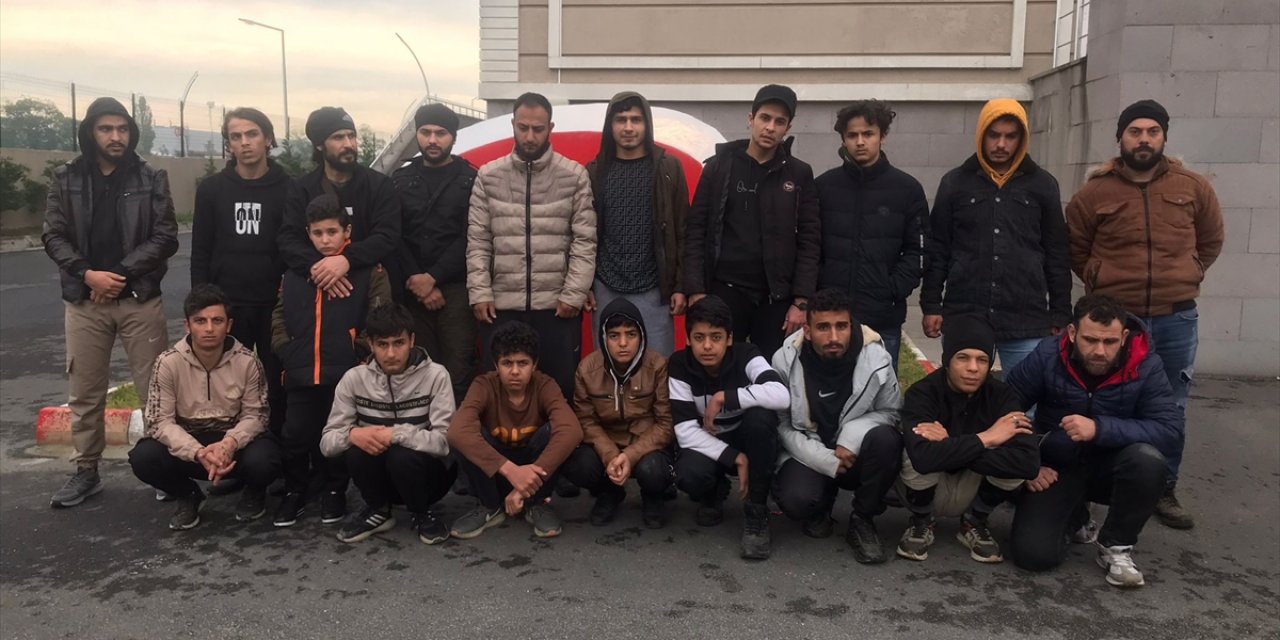 Tekirdağ'da sürücüsü "Dur" ihtarına uymayan panelvanda 19 düzensiz göçmen yakalandı