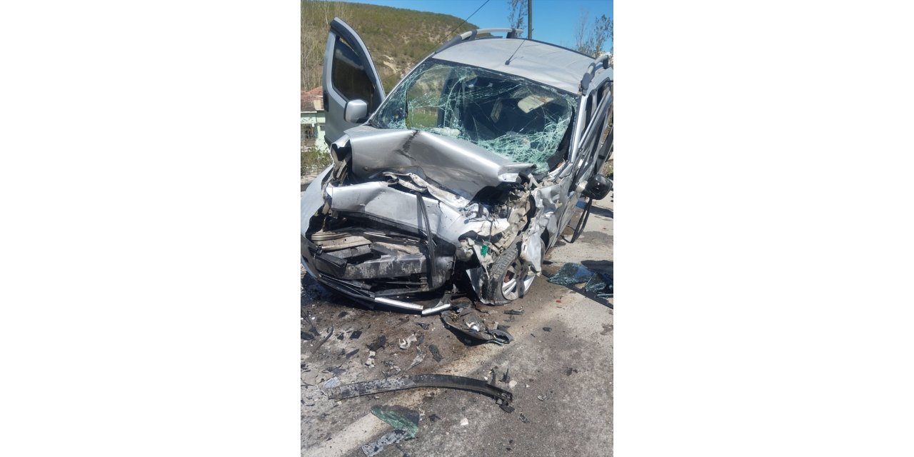 Samsun'da otomobil ile hafif ticari aracın çarpıştığı kazada 5 kişi yaralandı