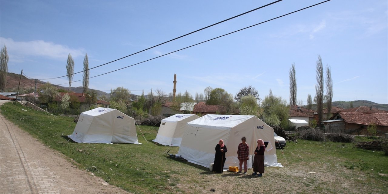 Tokat'ta Sulusaray merkezli deprem sonrası vatandaşlara çadır dağıtımı tamamlandı