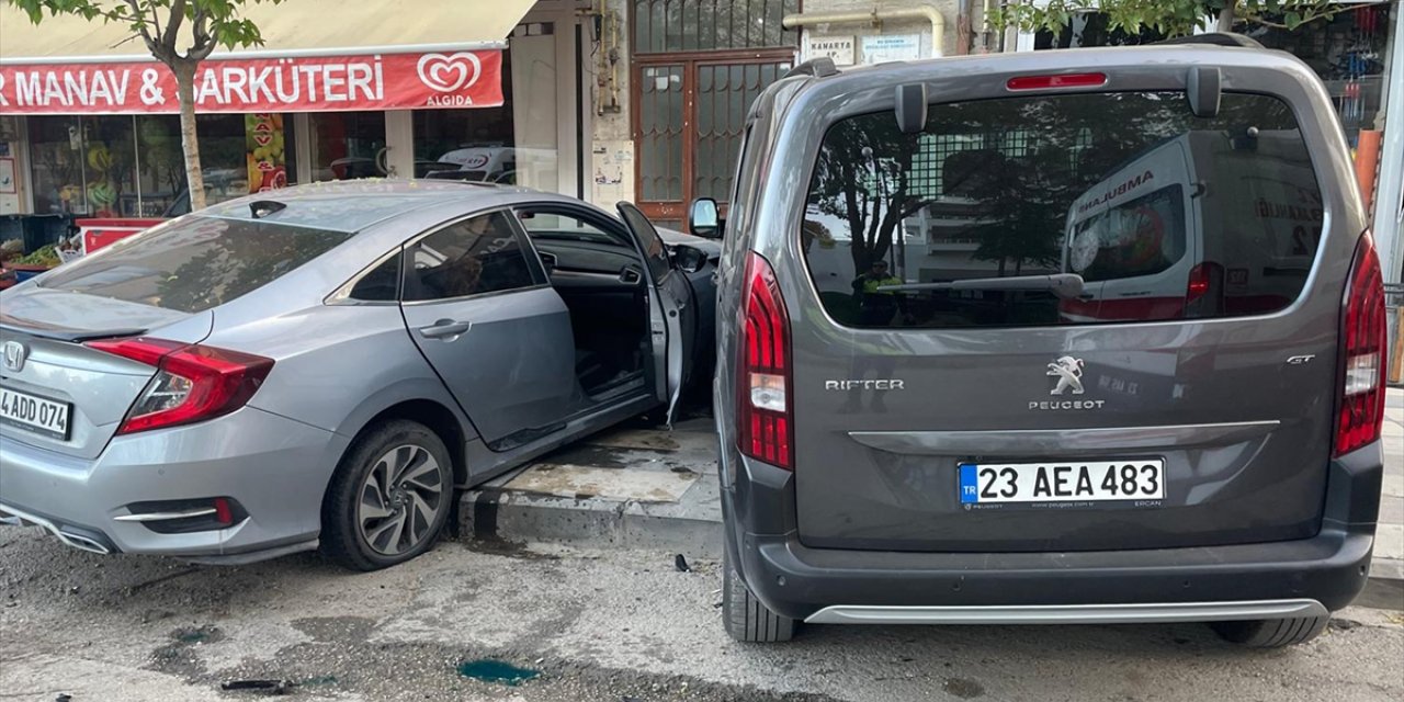 Elazığ'da annesini hastaneye yetiştirmeye çalışırken kaza yapan sürücü yaralandı